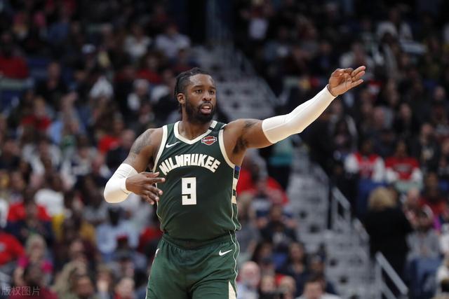 中国选手朱卿获大连马拉松女子组冠军